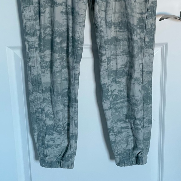 Athleta Farallon Fog Camo-Print Jogger Pants 35309 - Picture 5 of 13